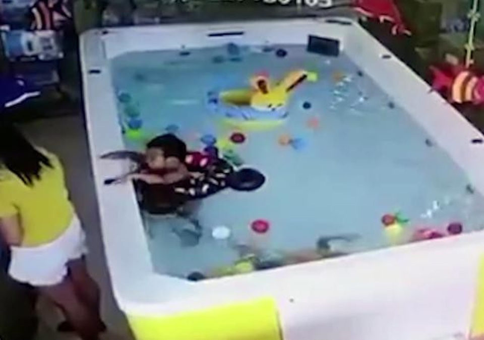 Mải nhắn tin, mẹ để con gái đuối nước trong bể bơi mừng sinh nhật 1 tuổi - 4 Bé trai cố gắng báo cho người mẹ nhưng bị gạt đi