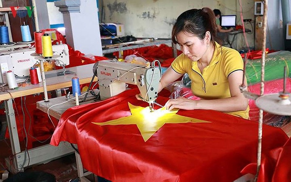 Làng may cờ lớn nhất Thủ đô dốc toàn lực cho bóng đá và dịp Quốc khánh - 6 Làng may cờ lớn nhất Thủ đô dốc toàn lực cho bóng đá và dịp Quốc khánh - 6