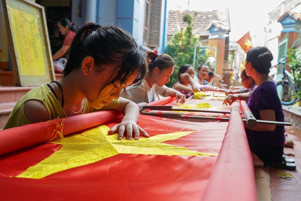 Những bàn tay tài hoa giữ nghề thêu cờ Tổ quốc - 5
Thợ thủ công Bùi Phương Lan (làng Từ Vân) cho biết: “Mấy chục năm trôi quá, có những thời điểm kinh tế gặp khó khăn, nghề thêu cũng lận đận, lời lãi không được là bao nên nhiều người đã bỏ nghề. Hiện tại trong làng chỉ còn một số gia đình còn giữ được truyền thống của cha ông để lại”.