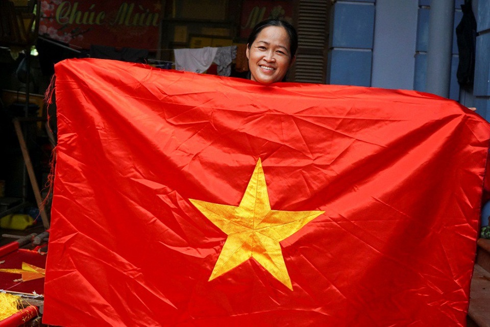 Những bàn tay tài hoa giữ nghề thêu cờ Tổ quốc - 9
Chị Nhung cho biết thêm: “Giá lá cờ Tổ Quốc thêu tay từ 600.000 – 800.000 đồng/chiếc, có những thời điểm khan hiếm hàng giá có thể đội lên hơn 1 triệu đồng/chiếc”.