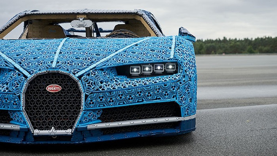 Siêu xe Bugatti Chiron ráp bằng LEGO có thể lăn bánh như xe thật - 2
