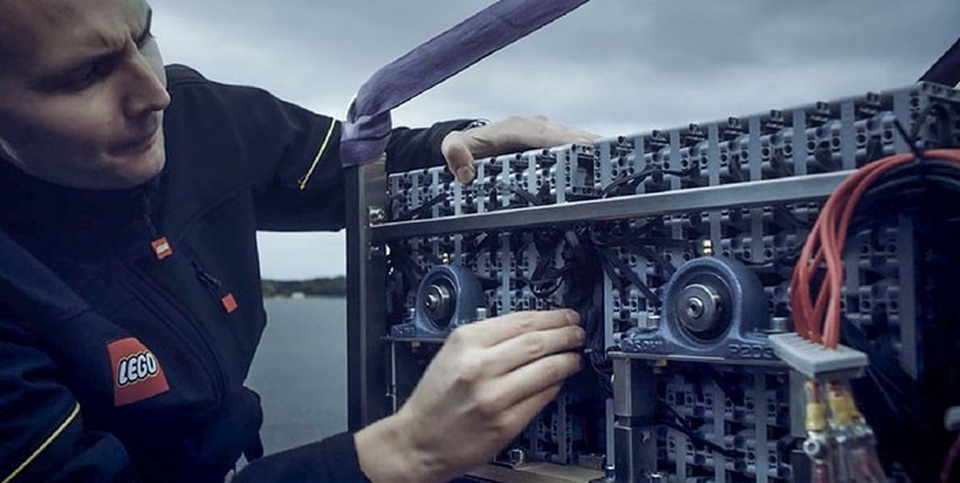 Siêu xe Bugatti Chiron ráp bằng LEGO có thể lăn bánh như xe thật - 7