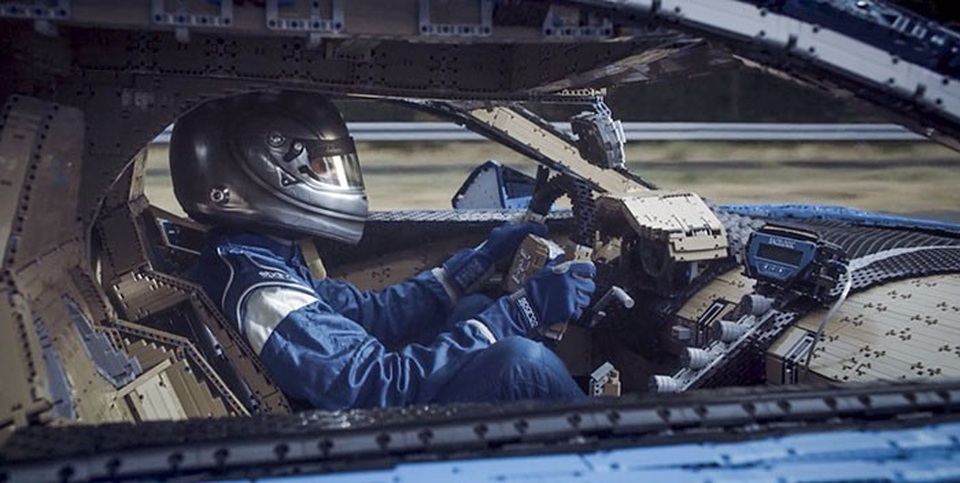 Siêu xe Bugatti Chiron ráp bằng LEGO có thể lăn bánh như xe thật - 9