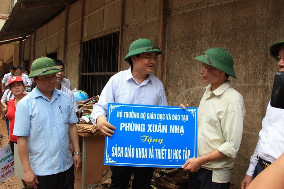 Bộ trưởng Phùng Xuân Nhạ thăm trường Nà Ớt – Sơn La bị lũ tràn qua - 10
Bộ trưởng đã tặng Sách giáo khoa và Thiết bị học tập tới trường PTDTBT THCS Nà Ớt (huyện Mai Sơn, Sơn La)