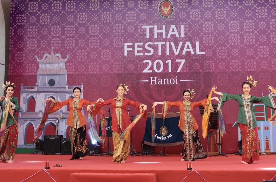 Thái Lan thúc đẩy quan hệ với Việt Nam thông qua lễ hội đặc sắc - 1
Các nghệ sĩ Thái Lan biểu diễn trong Lễ hội Thái Lan 2017 (Ảnh: Đại sứ quán Thái Lan tại Việt Nam)
