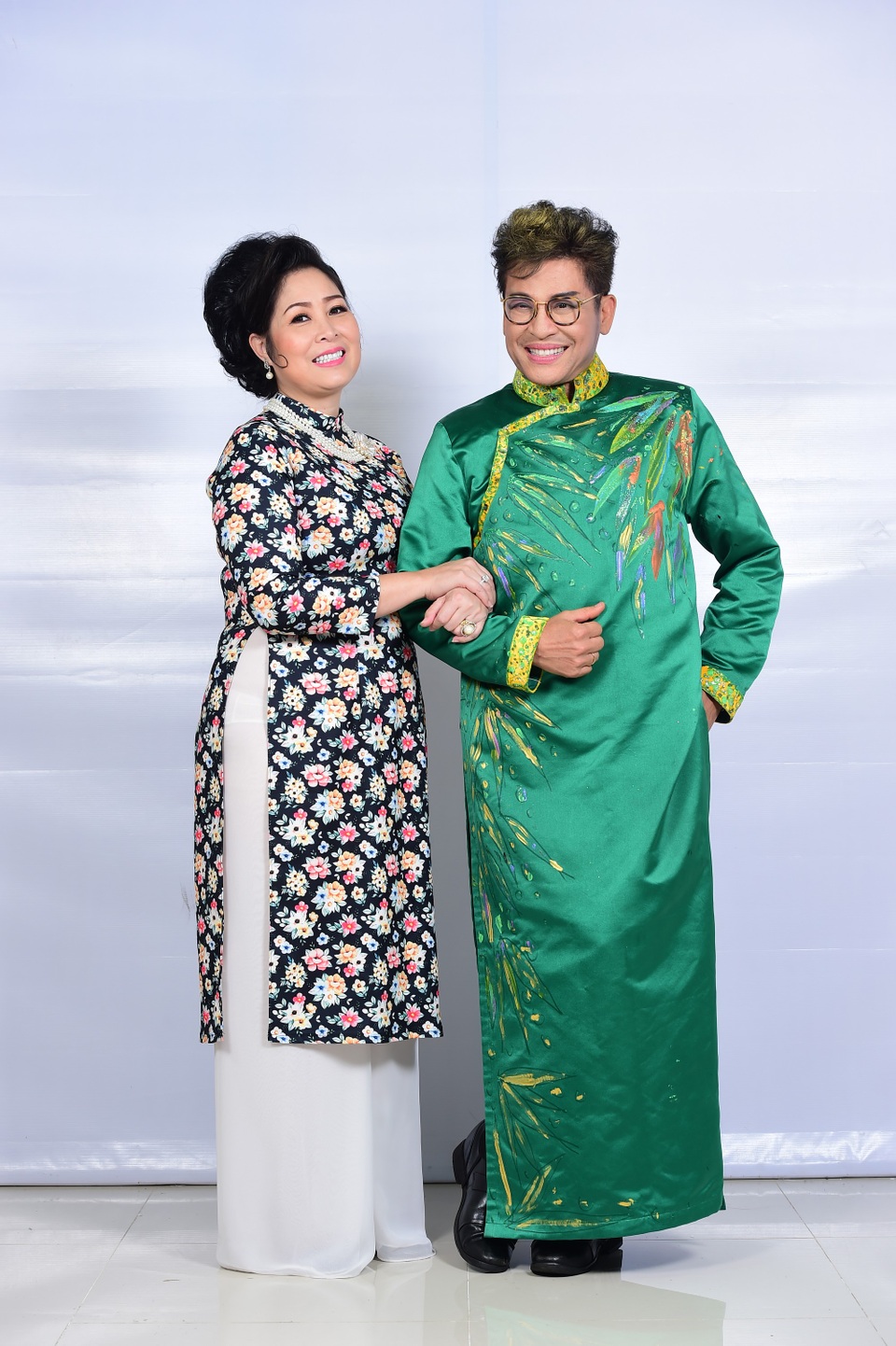 MC Thanh Bạch mê đắm giọng “chửi” của NSND Hồng Vân - 1 NSND Hồng Vân và MC Thanh Bạch.