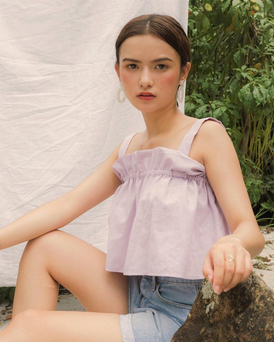 Thiếu nữ Đà Lạt bị hiểu lầm là con lai vì có nét đẹp "như Tây" - 1 Lê Thị Thanh Thảo (sinh năm 1997, Đà Lạt) hiện tại đang là một mẫu ảnh trẻ. Trước đây, Thanh Thảo từng theo học nghề diễn viên nhưng sau đó vì một vài lí do Thảo đã quyết định chuyển sang theo đuổi nghề mẫu.