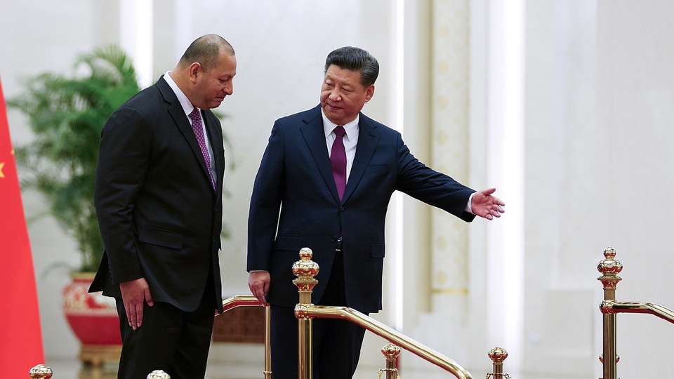 “Kìm chân” Trung Quốc, phương Tây tăng cường ảnh hưởng ở Thái Bình Dương - 1 Chủ tịch Trung Quốc Tập Cận Bình đón nhà vua Tonga Tupou VI tại Bắc Kinh hồi tháng 3 (Ảnh: AFP)