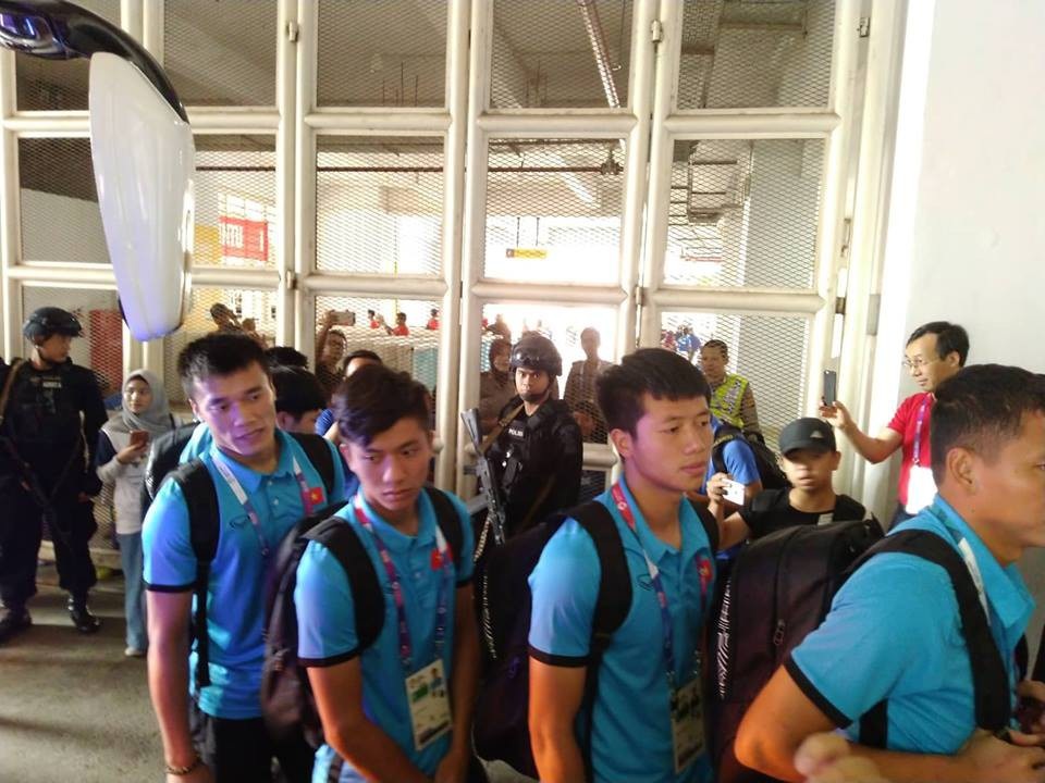 Olympic Việt Nam 1-1 Olympic UAE (penalty 3-4): Thất bại đáng tiếc - 20
Bùi Tiến Dũng (trái) và các đồng đội tới sân để tham dự trận đấu cuối cùng ở Asiad