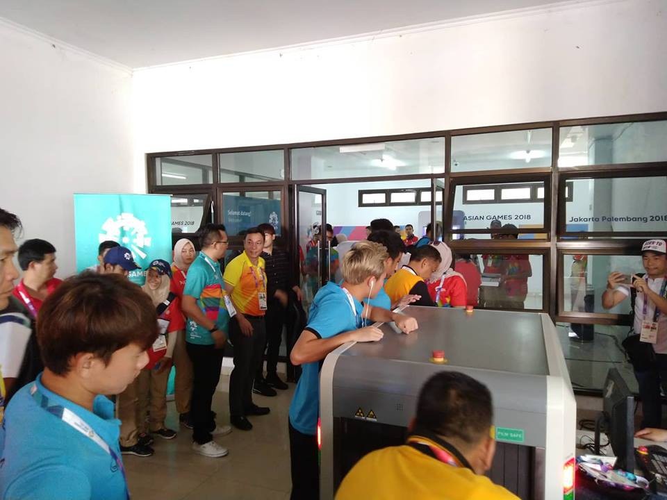 Olympic Việt Nam 1-1 Olympic UAE (penalty 3-4): Thất bại đáng tiếc - 21
Đoàn Olympic Việt Nam qua cửa kiểm tra an ninh trước khi vào phòng thay đồ
