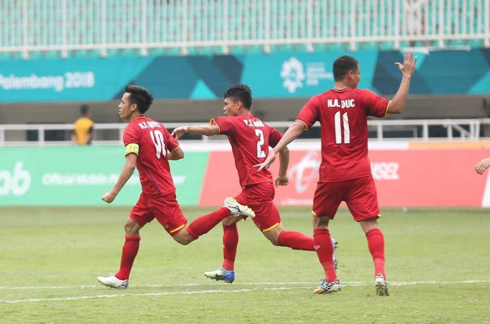 Olympic Việt Nam 1-1 Olympic UAE (penalty 3-4): Thất bại đáng tiếc - 9
Các cầu thủ Olympic Việt Nam ăn mừng pha gỡ hòa