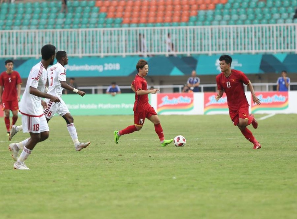 Olympic Việt Nam 1-1 Olympic UAE (penalty 3-4): Thất bại đáng tiếc - 2
Minh Vương (giữa) được đưa vào sân trận thứ hai liên tiếp tại Asiad