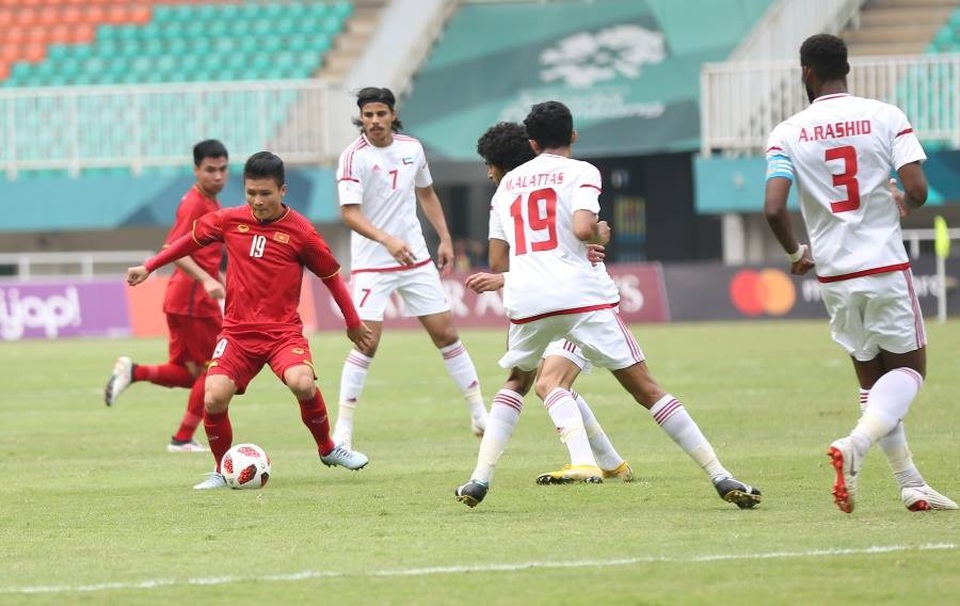 Olympic Việt Nam 1-1 Olympic UAE (penalty 3-4): Thất bại đáng tiếc - 8
Tiền vệ Quang Hải (trái) của Olympic Việt Nam tiếp tục thi đấu lùi sâu so với vị trí sở trường