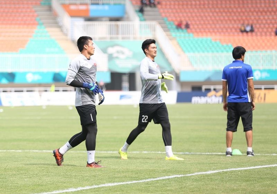 Olympic Việt Nam 1-1 Olympic UAE (penalty 3-4): Thất bại đáng tiếc - 16
Các thủ môn Olympic Việt Nam khởi động