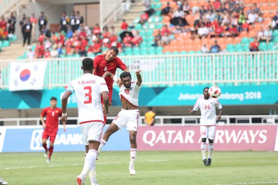 Olympic Việt Nam 1-1 Olympic UAE (penalty 3-4): Thất bại đáng tiếc - 7
Pha không chiến của tiền đạo Anh Đức trước hàng thủ Olympic UAE