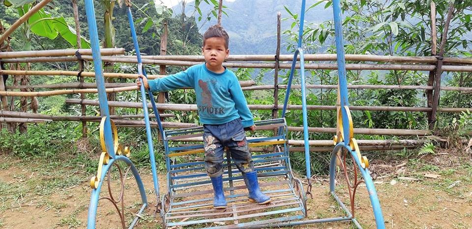 Khởi công công trình phòng học Dân trí thứ 22 tại điểm trường Lũng Kim, Cao Bằng - 8
Một chiếc xích đu cong quẹo nhưng là trò chơi đầy thích thú của các em học sinh mầm non Lũng Kim