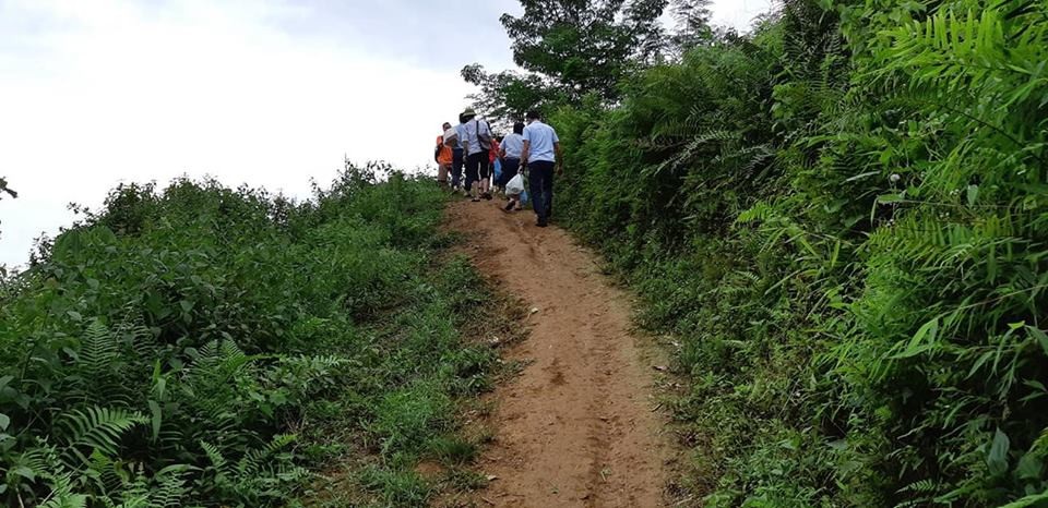 Khởi công công trình phòng học Dân trí thứ 22 tại điểm trường Lũng Kim, Cao Bằng - 2
Đường dốc, trơn trượt vào khi trời mưa nên để lên đến đỉnh núi, nơi đóng đô của điểm trường Lũng Kim thật sự là một hành trình gian nan, vất vả