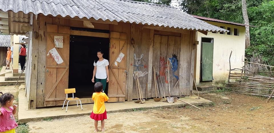 Khởi công công trình phòng học Dân trí thứ 22 tại điểm trường Lũng Kim, Cao Bằng - 4
Điểm trường Lũng Kim là căn nhà thưng tạm bằng gỗ, mái lợp bờ rô xi măng