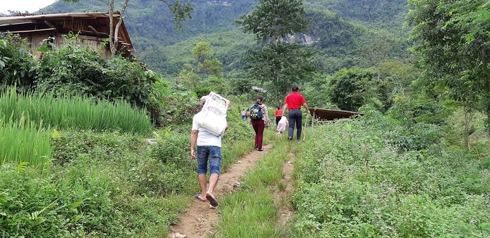 Khởi công công trình phòng học Dân trí thứ 22 tại điểm trường Lũng Kim, Cao Bằng - 1
Cách trường chính là Trường mầm non Nà Kiềng (xã Quảng Lâm, huyện Bảo Lâm, tỉnh Cao Bằng) chỉ 8km, nhưng chỉ đi được xe máy 3km, còn lại phải cuốc bộ lên điểm trường Lũng Kim