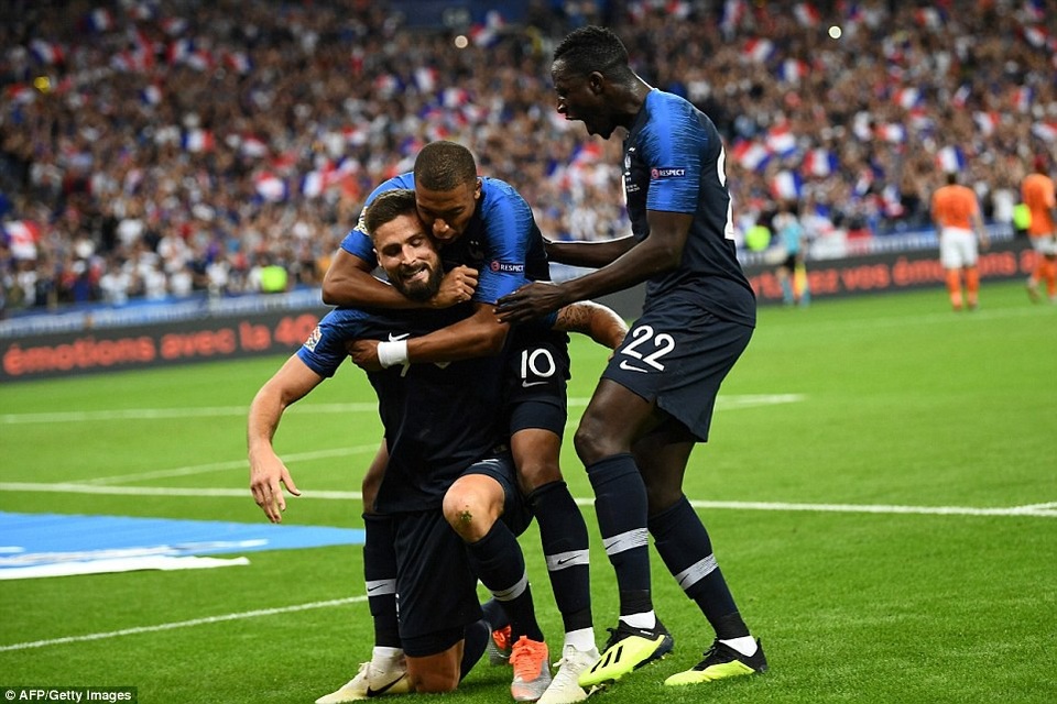 Mbappe, Giroud lập công đưa Pháp vượt qua Hà Lan - 2
Các cầu thủ Pháp chia vui với Giroud sau khi tiền đạo số 9 ghi bàn
