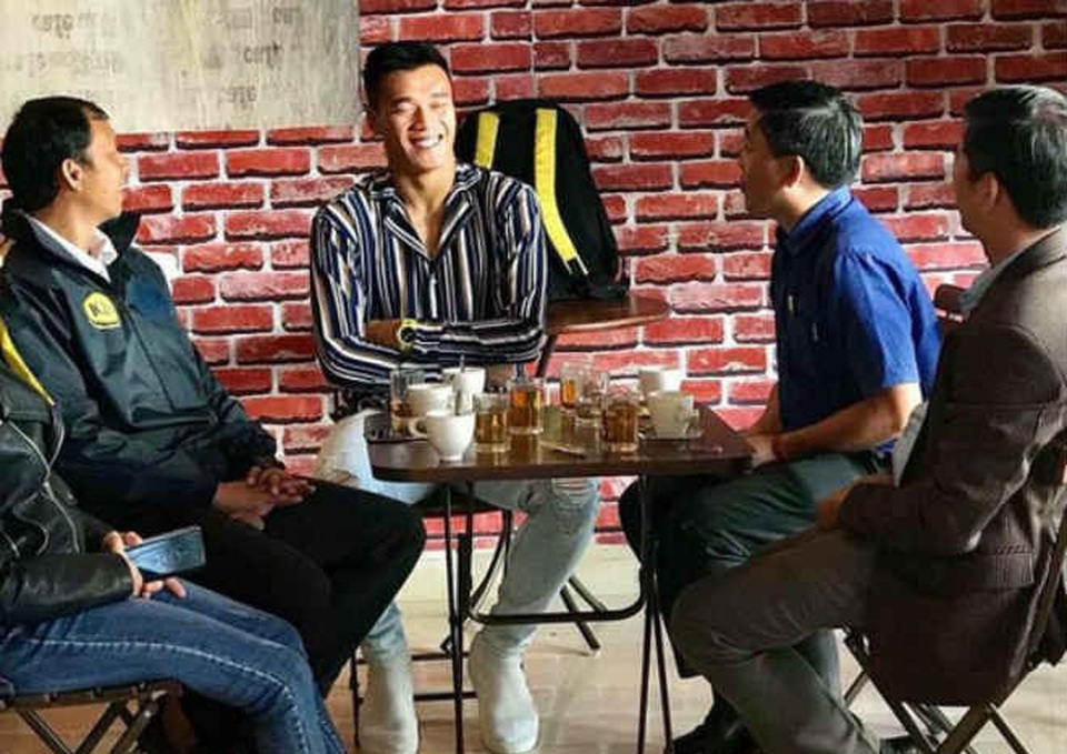 Thủ môn Bùi Tiến Dũng vướng tin đồn tới HA Gia Lai thi đấu - 1
Bức ảnh Bùi Tiến Dũng nói chuyện với trưởng đoàn HA Gia Lai, Nguyễn Tấn Anh lan truyền trên mạng xã hội