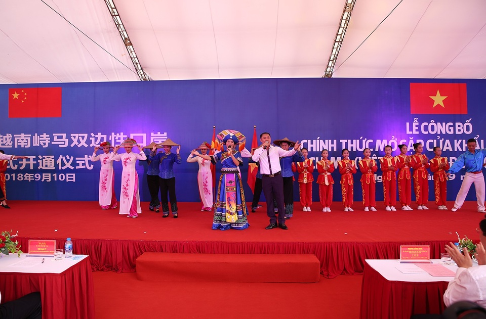 Mở cửa khẩu thông thương Việt Nam với Khu tự trị dân tộc Choang - Trung Quốc - 4 Nghệ sỹ hai nước biểu diễn chung bài hát Việt Nam - Trung Hoa, chào mừng sự kiện quan trọng