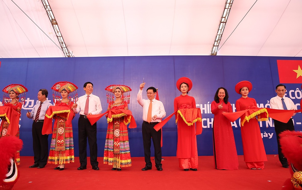Mở cửa khẩu thông thương Việt Nam với Khu tự trị dân tộc Choang - Trung Quốc - 3 Phó Thủ tướng Vương Đình Huệ và lãnh đạo Quảng Tây, Lạng Sơn thực hiện nghi thức cắt băng chính thức mở cửa cặp cửa khẩu Chi Ma - Ái Điểm