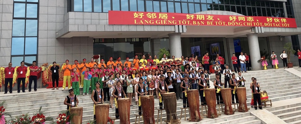 Mở cửa khẩu thông thương Việt Nam với Khu tự trị dân tộc Choang - Trung Quốc - 12 Nhân dân địa phương của hai nước vui mừng tham dự sự kiện thông thương cửa khẩu Chi Ma - Lạng Sơn