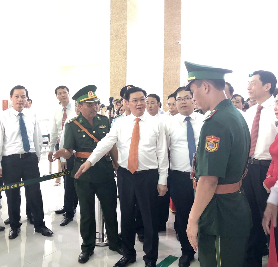 Mở cửa khẩu thông thương Việt Nam với Khu tự trị dân tộc Choang - Trung Quốc - 9 Phó Thủ tướng Vương Đình Huệ thăm nơi làm thủ tục, kiểm tra xuất - nhập cảnh tại cửa khẩu Chi Ma