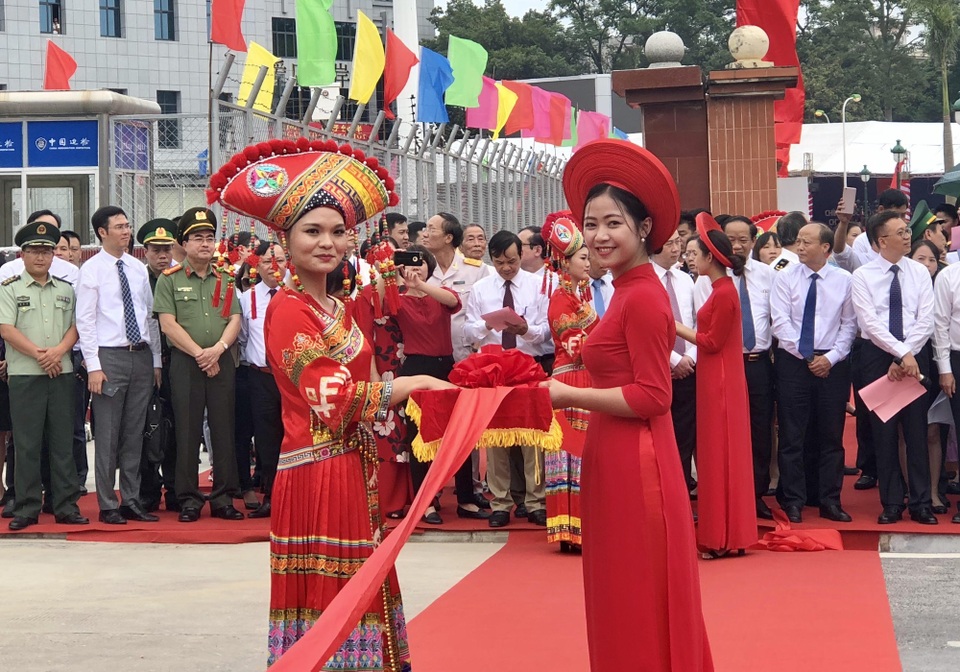 Mở cửa khẩu thông thương Việt Nam với Khu tự trị dân tộc Choang - Trung Quốc - 5 Hai cô gái Việt Nam và Trung Quốc trước nghi lễ giao thương qua cửa khẩu Chi Ma - Ái Điểm