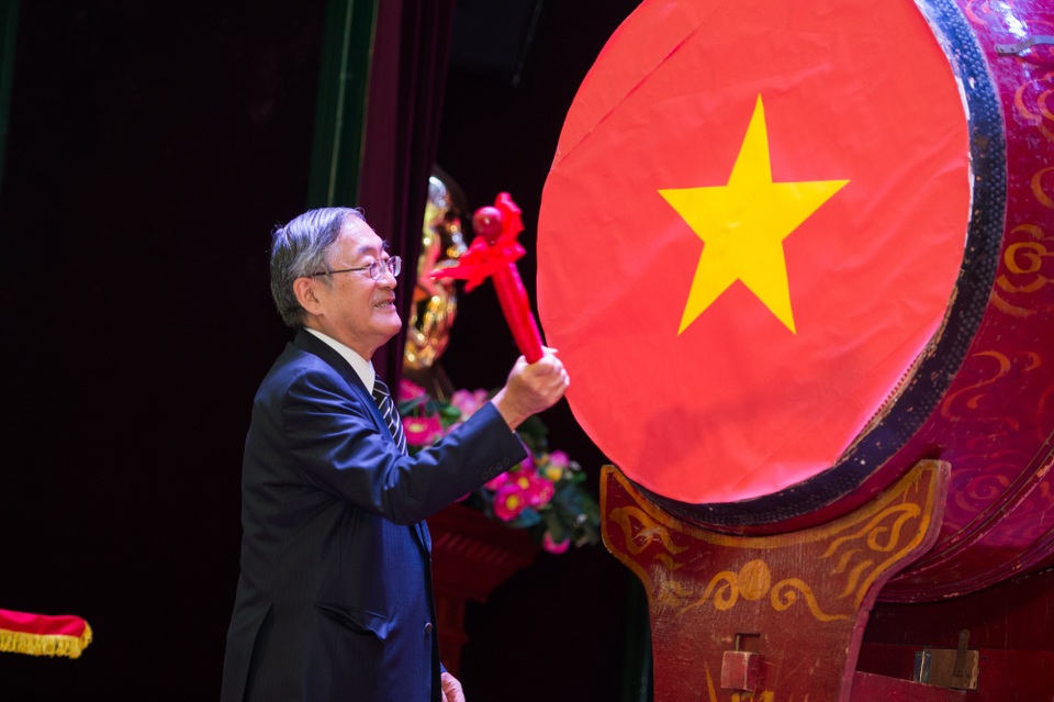 Trường ĐH Việt Nhật đưa bài giảng vào Lễ khai trường - 1
GS Furuta Motoo hiệu trưởng trường ĐH Việt Nhật đánh trống khai trường