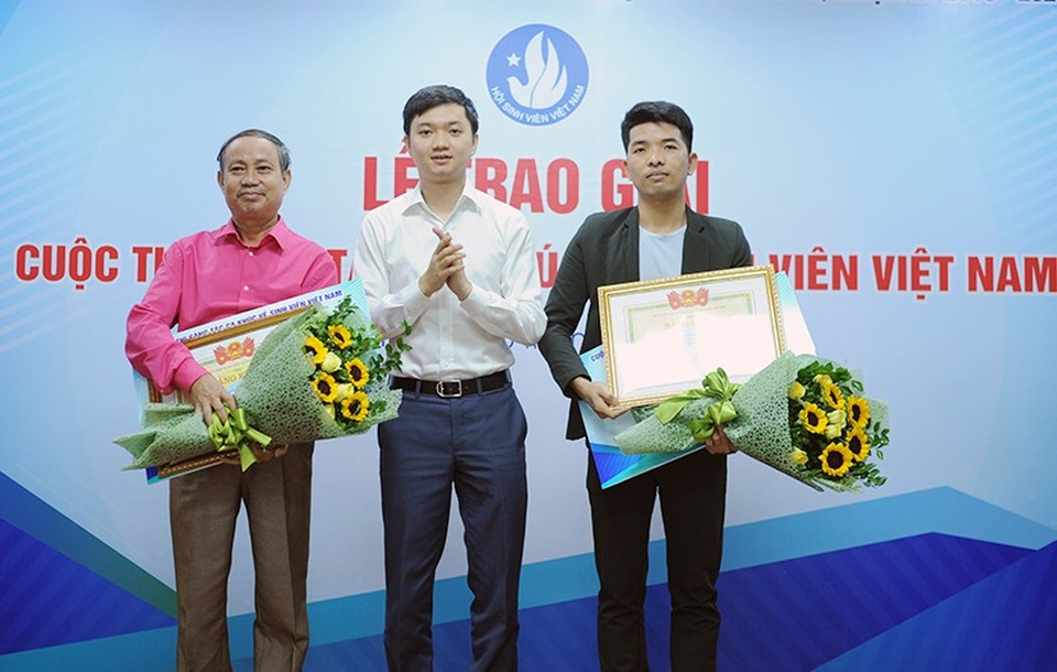Chùm ca khúc mới sáng tác riêng cho sinh viên - 1 Anh Nguyễn Minh Triết - Phó chủ tịch Thường trực Hội Sinh viên Việt Nam trao thưởng cho các tác phẩm đoạt giải Nhì của cuộc thi sáng tác ca khúc về sinh viên: “Tiếng hát sinh viên Việt Nam” của Lê Cường và Đỗ Hằng (Hà Nội); “Dưới ngọn cờ hồng” của tác giả Nguyễn Văn Hải (Hà Nam).