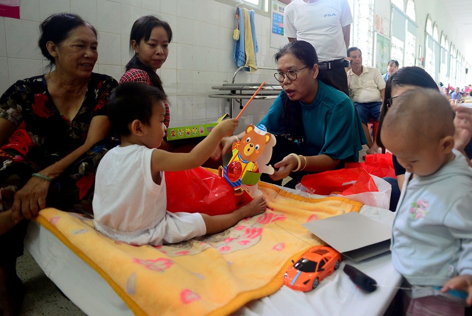 Mang duyên lành đến với trẻ thơ nhân ngày giỗ bé Nhân ái lần thứ 8 - 6 Niềm vui của các cháu nhỏ