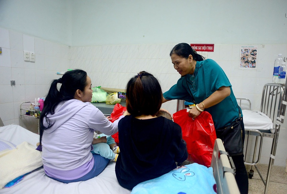 Mang duyên lành đến với trẻ thơ nhân ngày giỗ bé Nhân ái lần thứ 8 - 3 Nhà báo Lý Thị Toàn Thắng - Trưởng VPPN báo Dân trí, tặng quà trung thu cho các bệnh nhi