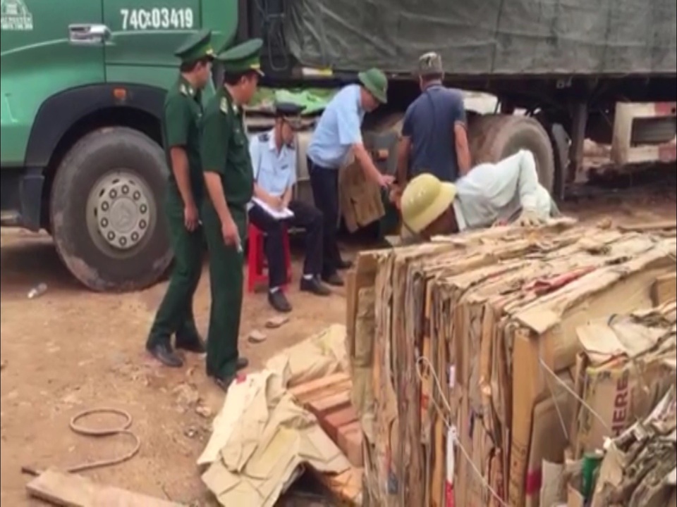 Chủ hàng khai báo xe chỉ chở giấy bìa, nhưng bên trong “nhồi” nhiều gỗ lậu - 1
Gỗ được cất giấu tinh vi trong các kiện hàng