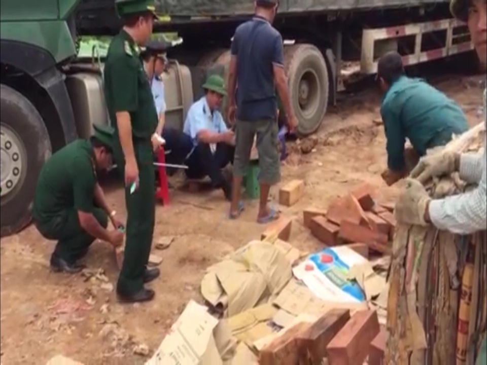 Chủ hàng khai báo xe chỉ chở giấy bìa, nhưng bên trong “nhồi” nhiều gỗ lậu - 2 Bên ngoài được ngụy trang bằng phế liệu