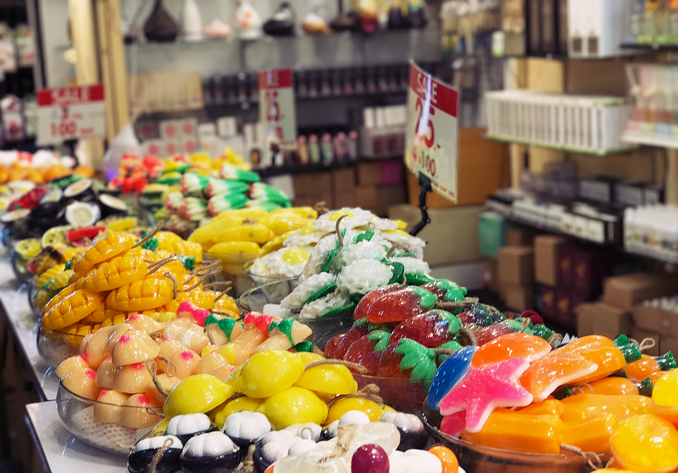 Sắc màu Chatuchak - 4
Tới Chatuchak, bạn nên đi sớm một chút để tránh nắng to và quá đông. Ước chừng có hơn 300 nghìn khách tới chợ mỗi ngày