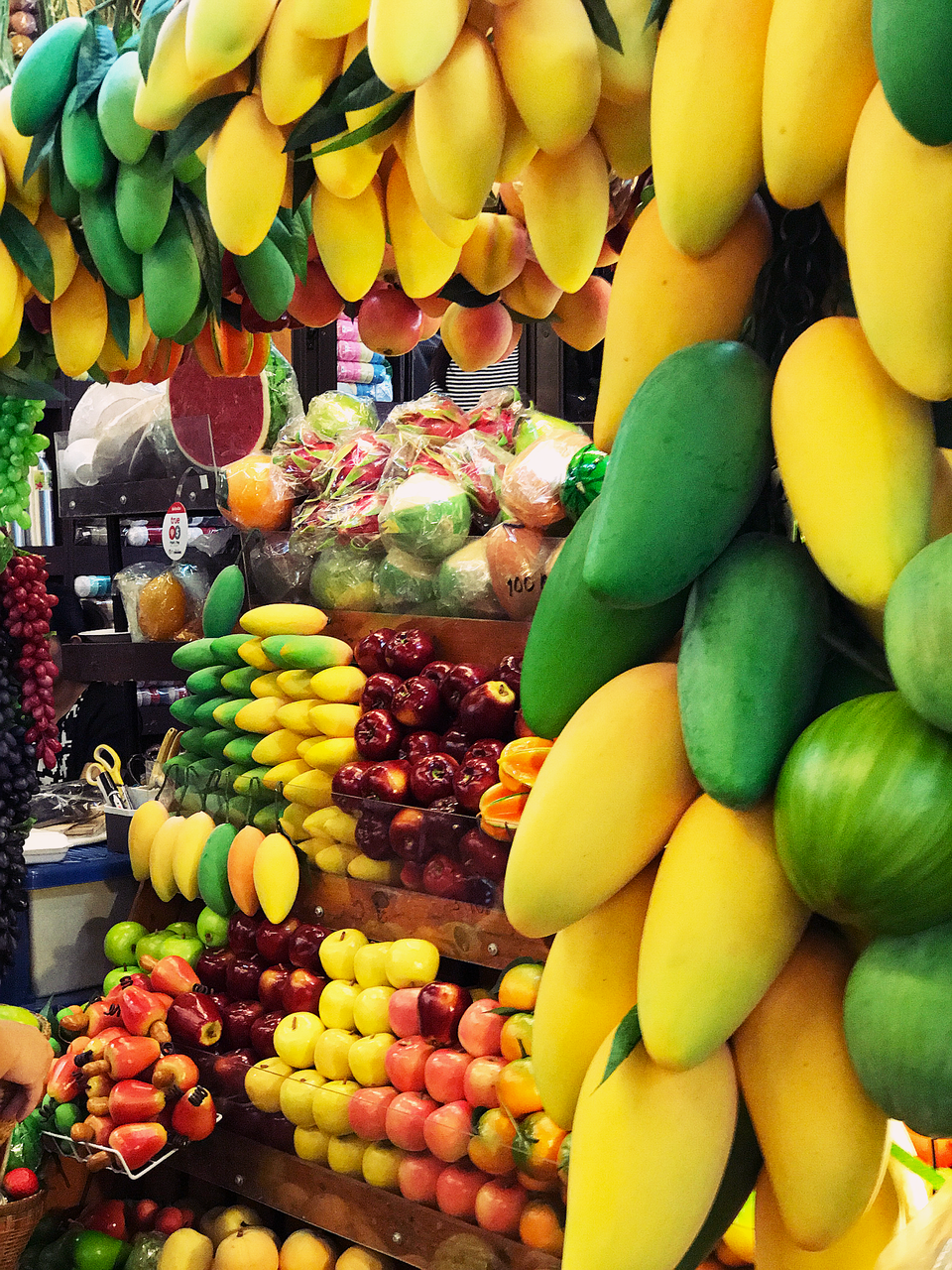 Sắc màu Chatuchak - 8
Ngày nay bạn có thể đáp chuyến bay từ Hà Nội tới Bangkok một cách dễ dàng, có nhiều lựa chọn cho bạn trong đó có thể kể tới Air Asia, hãng hàng không có giá vé 2 chiều đi Bangkok chỉ ở mức 2 triệu