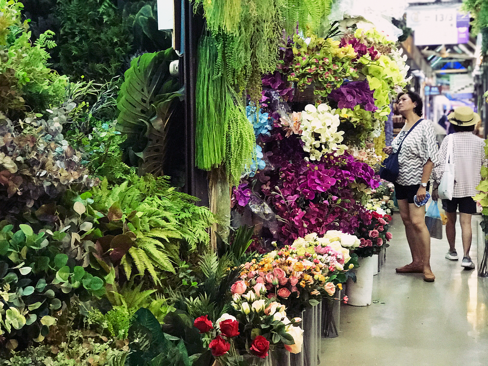 Sắc màu Chatuchak - 9
Chợ Chatuchak rất rộng, bạn có thể ở đây cả ngày không chán