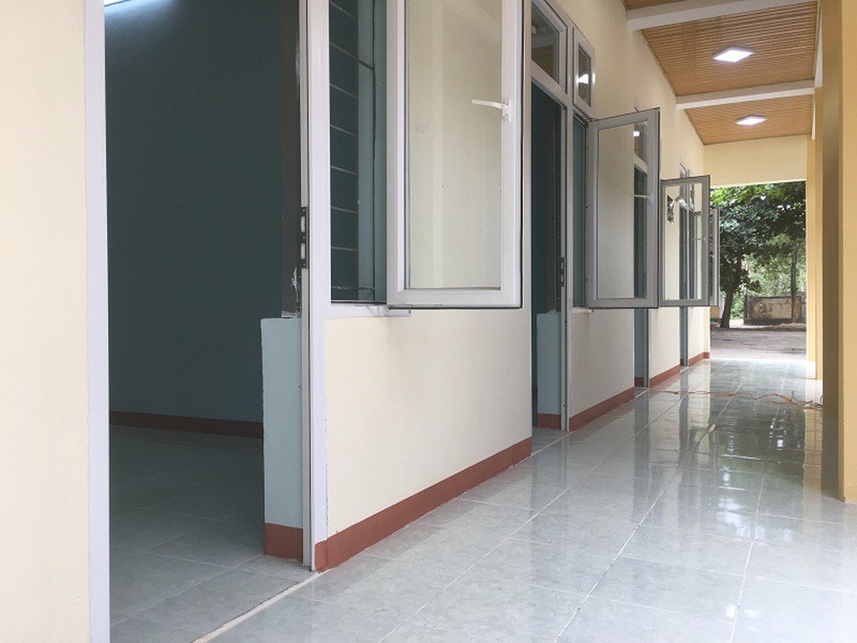 Quảng Bình: Khánh thành nhà nội trú cho giáo viên vùng khó khăn - 2 Công trình gồm 5 phòng ở, mỗi phòng rộng gần 20m2, cùng 1 phòng vệ sinh hiện đại, bảo đảm nhu cầu sinh hoạt cần thiết cho giáo viên.