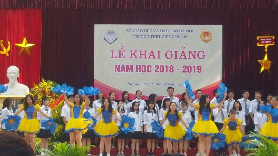Chủ tịch nước Trần Đại Quang: “Đổi mới dạy học theo hướng hiện đại, giúp học sinh phát triển tư duy, sáng tạo” - 5 Một tiết mục văn nghệ của học sinh lớp 10 Nhật trong lễ khai giảng tại trường THPT Chu Văn An, Hà Nội.