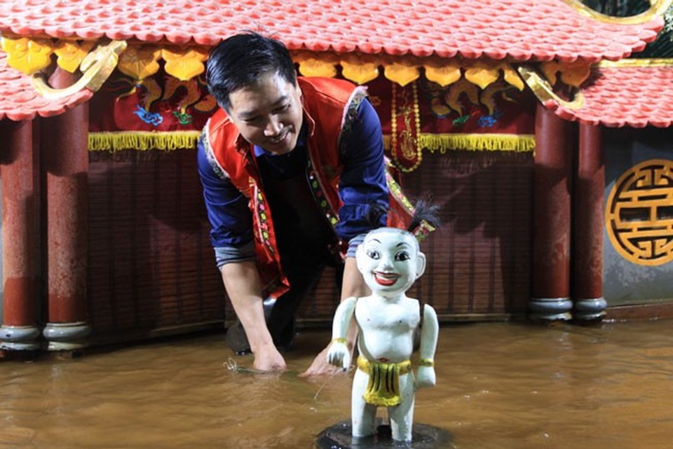Rối nước thu nhỏ Việt Nam “chu du” tới Lễ hội Phương Đông - 1 Nghệ sĩ Phan Thanh Liêm lại đưa Tễu đi du hí.
