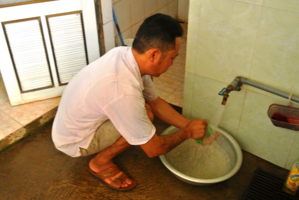 Người dân làng nhiễm asen nặng nhất nước vui mừng sau một năm dùng nước sạch - 3 Sau nhiều năm mỏi mòn chờ đợi, năm 2017 người dân Yên Lão mới được sử dụng nước sạch