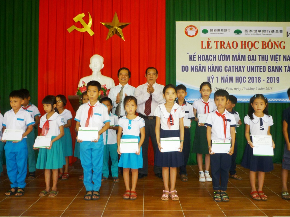 Các em học sinh được cấp học bổng dịp này