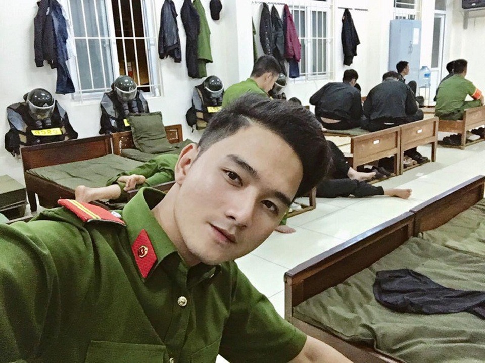 Chàng cảnh sát cơ động đẹp trai, cao 1m80 được dân mạng quan tâm - 1 Bức ảnh Ngọc Anh trong bộ cảnh phục gây “sốt” mạng