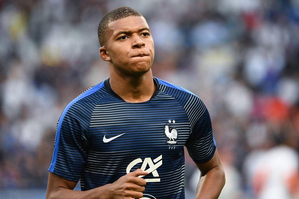 Những khoảnh khắc từ chiến thắng của tuyển Pháp trước Hà Lan - 3
Ngôi sao trẻ Mbappe khởi động trước trận đấu