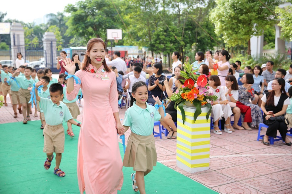 Màn chào hỏi ấn tượng của thầy Hiệu trưởng với học sinh lớp 1 và lớp 6 - 1 Màn chào hỏi ấn tượng của thầy Hiệu trưởng với học sinh lớp 1 và lớp 6 - 1