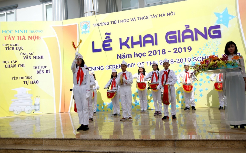 Màn chào hỏi ấn tượng của thầy Hiệu trưởng với học sinh lớp 1 và lớp 6 - 6 Màn chào hỏi ấn tượng của thầy Hiệu trưởng với học sinh lớp 1 và lớp 6 - 6