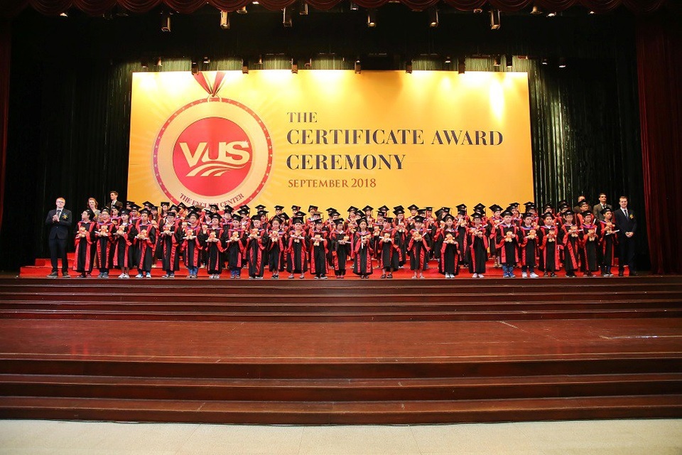 VUS trao chứng chỉ Anh ngữ quốc tế cho 1.928 học viên - 1