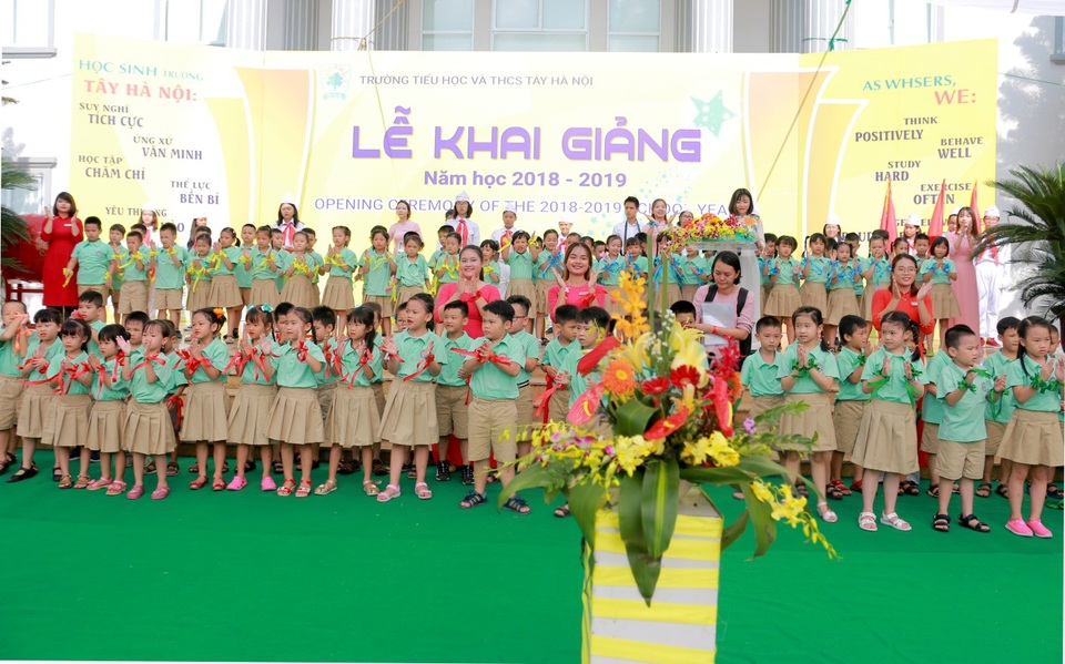 Màn chào hỏi ấn tượng của thầy Hiệu trưởng với học sinh lớp 1 và lớp 6 - 2 Màn chào hỏi ấn tượng của thầy Hiệu trưởng với học sinh lớp 1 và lớp 6 - 2